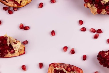 Beş parça nar ve biraz kabuklu tohum.