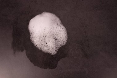 Koyu bir yüzeyde beyaz köpük, üst görünüm