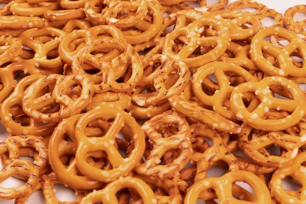 Uma Pilha Pretzels Amarelos Empilhados Nas Proximidades — Fotografia de Stock