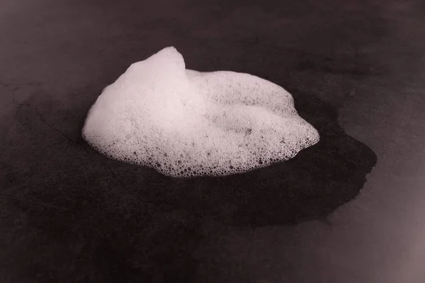 Weißer Schaum Auf Dunkler Oberflächenseite — Stockfoto