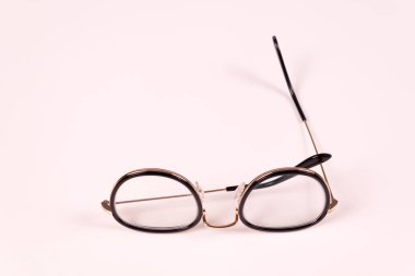 Gözlükler yüzeyde duruyor. Bir kemer açıdan çıkarılmış.