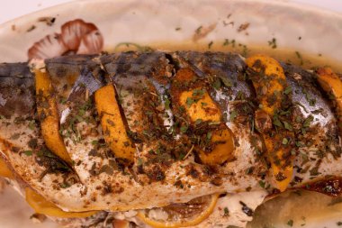 Limonla doldurulmuş balığın yakın plan görüntüsü