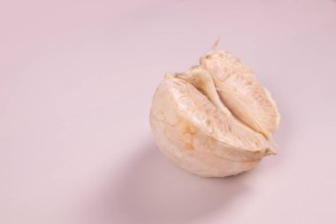 Beyaz bir yüzeyde mandalinanın yarısını beyazlattım.