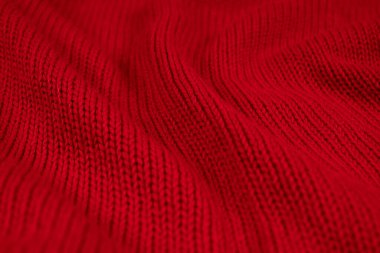 Kırmızı kumaş eşit olmayan bir şekilde katlanmış.