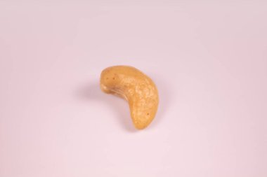 Beyaz bir yüzeyde soyulmuş bir kaju.