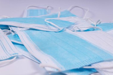 Birçok mavi tıbbi maskenin kenar görüntüsü