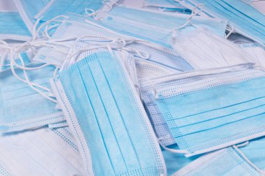 Mavi tıbbi maskelerin üst görünümü