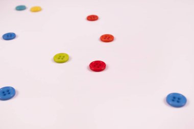 Çok renkli düğmelerin yan görünümü kaotik bir şekilde dağınık