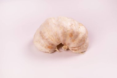 Soyulmuş yarım bir mandalinanın yan görüntüsü