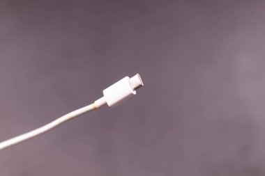 Gri zemin üzerinde beyaz mikro usb kablosu