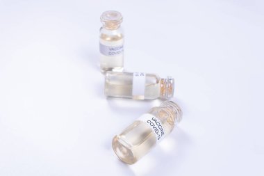 Covid-19 aşısı olan iki ampul yan yana duruyor.