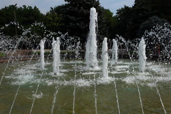 Una Gran Fuente Con Arroyos Que Fluyen Hacia Arriba Hacia — Foto de Stock