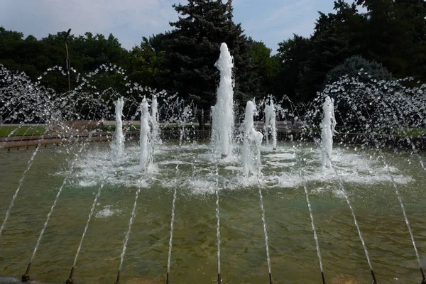 Çeşme merkezde güçlü bir akarsu ile atar, ondan bir daire şeklinde jetler biraz daha küçüktür ve her taraftan ince akarsular havaya doğru, merkeze doğru akar.