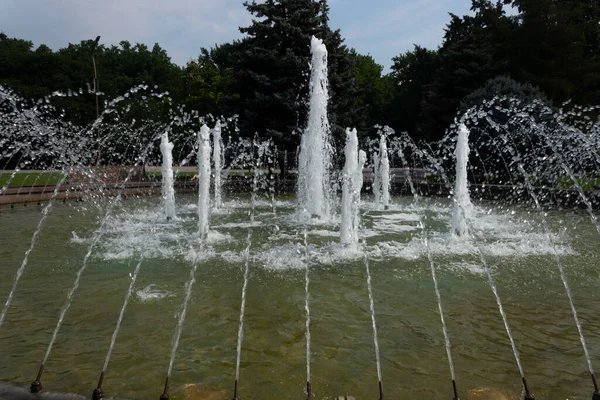 Vários Jatos Fonte Batiam Para Cima Vários Batiam Centro Fonte — Fotografia de Stock