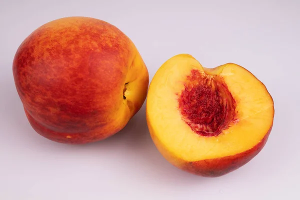 Half Peach Lies Pulp Upside Pits Next Whole Peach — Stock Photo, Image