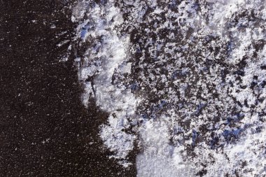 Karlı donmuş bir su birikintisi ve açılmış bir hava boşluğu.