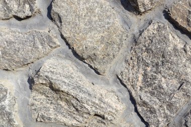 Farklı şekil ve boyutlarda taşlar dekoratif duvarlara dökülür.