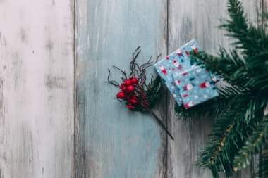 Hediye kutuları ve Noel ağacının altında yapay kırmızı böğürtlenler.