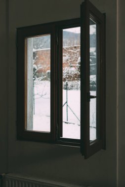 Açık pencereden kış manzarası