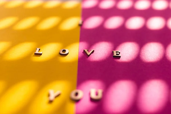 Seni Seviyorum Mesajı Ahşap Harflerle Yazılmış Parlak Sarı Pembe Arkaplan — Stok fotoğraf