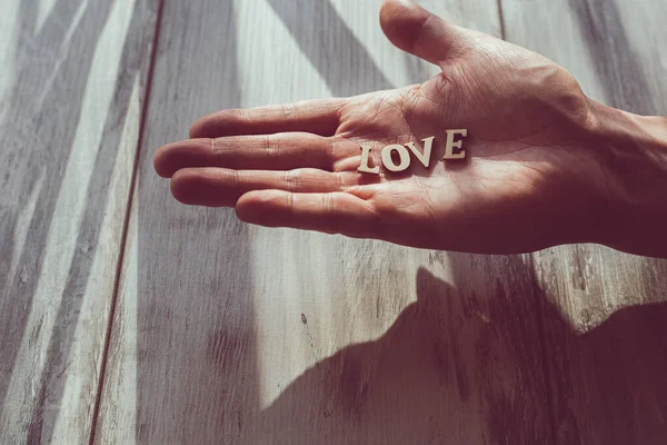 Aşk Kelimesi Ahşap Harflerden Yapılmış Insanın Avucunda Sevgililer Günü Konsepti — Stok fotoğraf