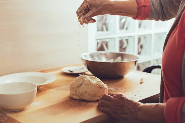 Жінки Готують Хлібне Тісто Літня Жінка Домашній Кухні Посипає Борошно — стокове фото