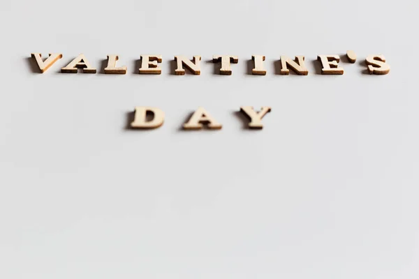 Sevgililer Günü Beyaz Arka Planda Tahta Harflerle Yazılıyor — Stok fotoğraf