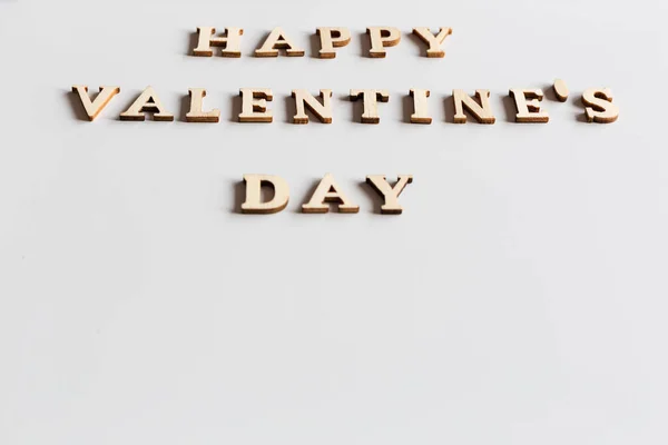 Beyaz Arka Planda Ahşap Harflerle Yazılan Sevgililer Günün Kutlu Olsun — Stok fotoğraf