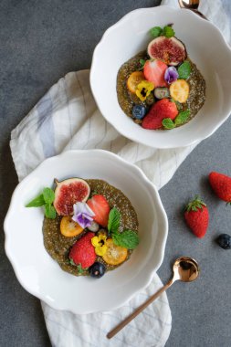 Çilekli chia tohumu ve yaban mersinli incir ve kablı çiçek, yakın görüş, sağlıklı kahvaltı konsepti 