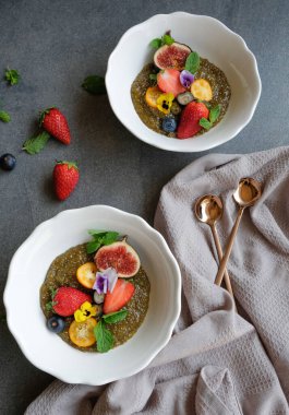 Çilekli chia tohumu ve yaban mersinli incir ve kablı çiçek, yakın görüş, sağlıklı kahvaltı konsepti 