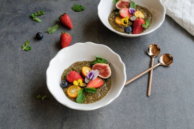 Çilekli chia tohumu ve yaban mersinli incir ve kablı çiçek, yakın görüş, sağlıklı kahvaltı konsepti 