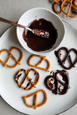 Tabakta tatlı kraker ve sıcak çikolata sosu var. 