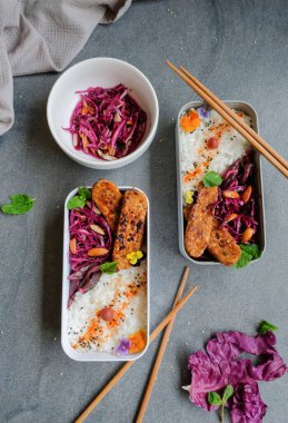 Mor lahana salatası bento içinde Shibazuka turşusu ve bento kutularında pirinç lezzetli ve sağlıklı vejetaryen yemeği, ev yapımı Japon mutfağı. 