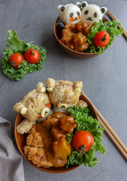 Japon köri soslu onigiri, yemek çubuklu domatesli katsu ve ev yapımı Japon mutfağı.