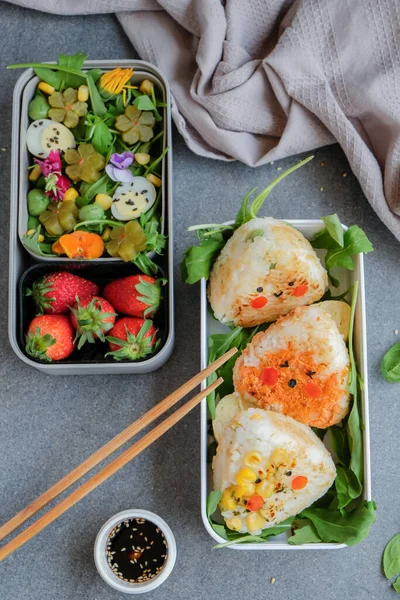 Izgara Onigiri Bento Beslenme Çantalarında Yumurta Yemek Çubuklarıyla Çilek Işe — Stok fotoğraf
