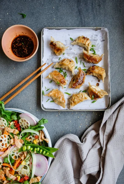 Lezzetli Sağlıklı Yemek Çubuklu Çin Salatası Sos Tabağı Kilo Verenler — Stok fotoğraf