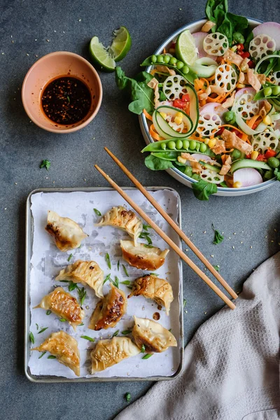 Lezzetli Sağlıklı Yemek Çubukları Çin Salatası Sos Tabağında Yemek Çubukları — Stok fotoğraf