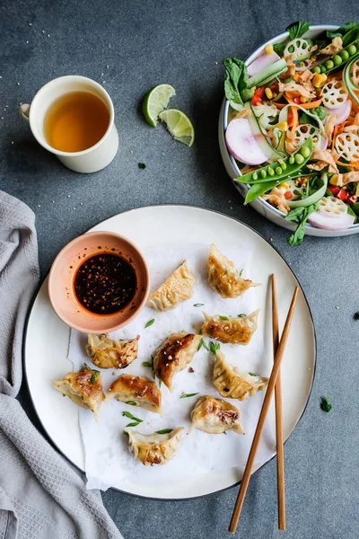 Lezzetli Sağlıklı Yemekli Tabaklar Çin Salatası Yemek Çubukları Çay Fincanı — Stok fotoğraf