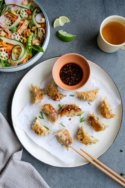 Lezzetli Sağlıklı Yemekli Tabaklar Çin Salatası Yemek Çubukları Çay Fincanı — Stok fotoğraf