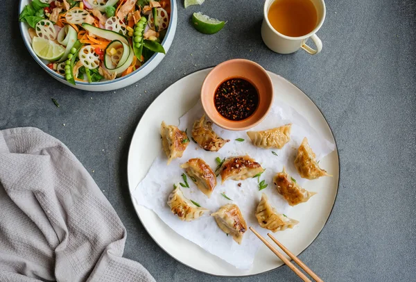 Lezzetli Sağlıklı Yemekli Tabaklar Çin Salatası Yemek Çubukları Çay Fincanı — Stok fotoğraf