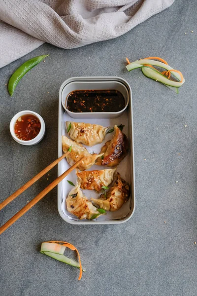 Lezzetli Sağlıklı Çin Yemekleri Tabakta Yemek Çubuklarıyla Sos Kilo Verenler — Stok fotoğraf