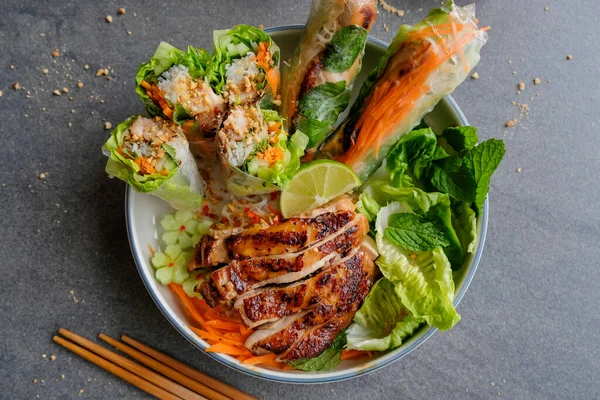 Bowl Con Pollo Parrilla Vietnamita Rollitos Primavera Con Palillos Mesa —  Fotos de Stock