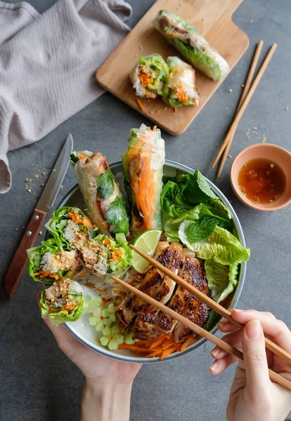 Vietnam Usulü Izgara Tavuk Ahşap Kesme Tahtasının Yanında Yemek Çubukları — Stok fotoğraf