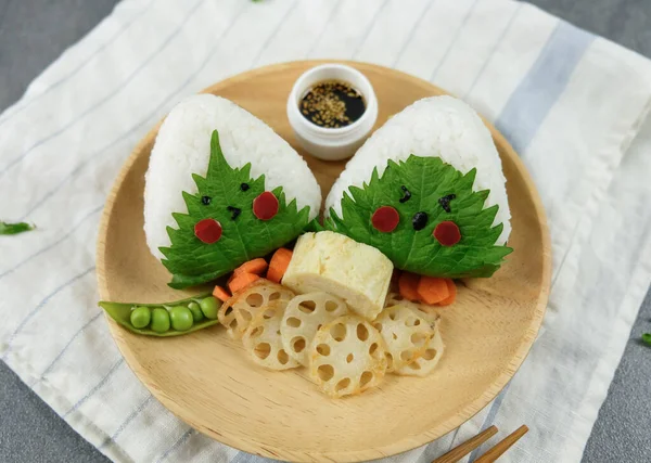 Керамическая Тарелка Анимированным Вкусным Здоровым Shiso Onigiri Листьями Палочками Столе — стоковое фото