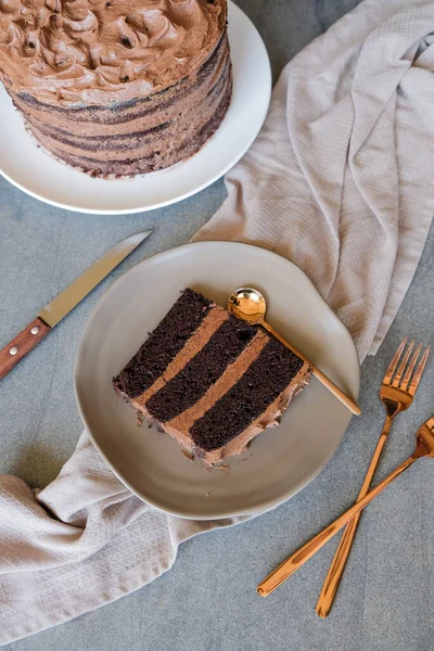 Σπιτικό Γλυκό Κέικ Σοκολάτας Επικάλυψη Σοκολάτας Φέτα Στο Πιάτο Και — Φωτογραφία Αρχείου