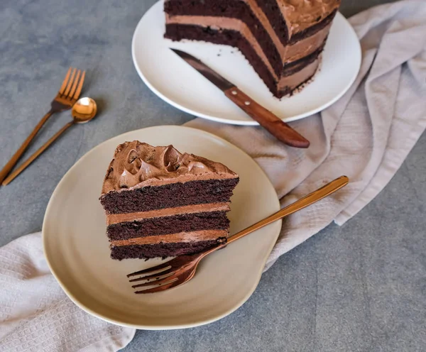 Pastel Chocolate Negro Esmerilado Dulce Casero Con Rebanada Plato Cubiertos —  Fotos de Stock