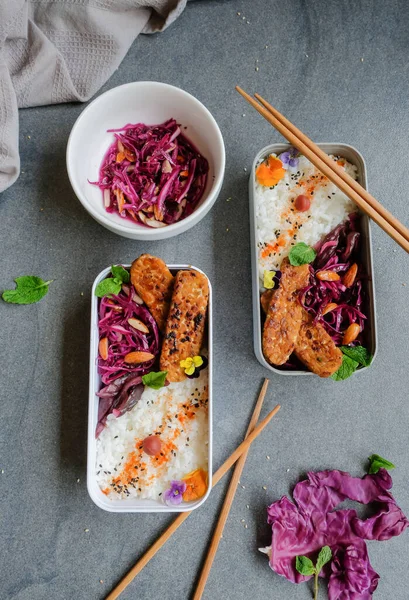 紫色卷心菜沙拉便当放在碗里 配上什锦泡菜和便当盒里的米饭 美味健康的素食 自制的日本料理 — 图库照片