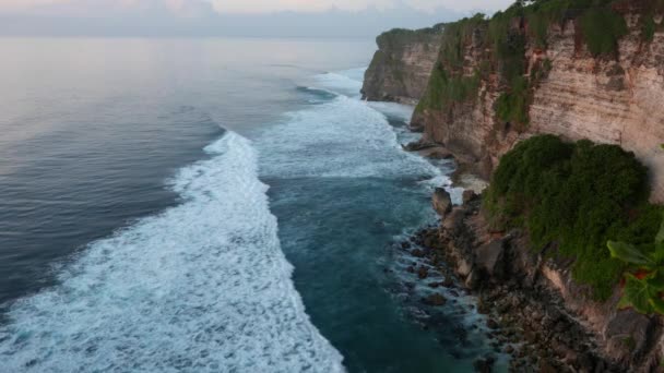 Ondas oceânicas com uma altura de penhasco — Vídeo de Stock