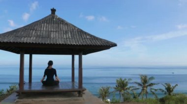Kadın Yoga meditasyon okyanus önünde