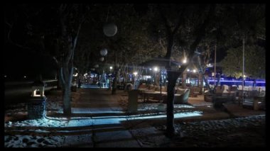 Işık ışınları oynamaya gece toprağa